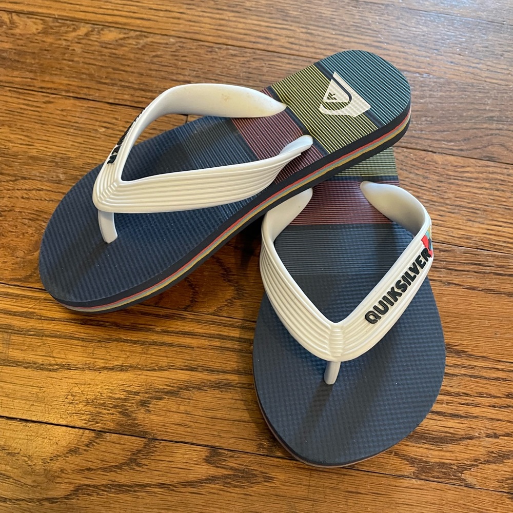Quicksilver boys flip flops